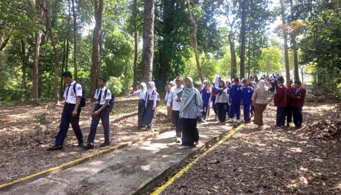 Puluhan Kader Adiwiyata Bangka Barat Studi Lapangan Ke Area Kawasan Hutan Konservasi PT Timah di Divisi Pengolahan dan Peleburan