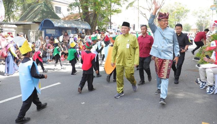 Antusias Pj Gubernur Sugito Saksikan Pawai Karnaval HUT Ke-79 RI, Wujud Refleksi Diri
