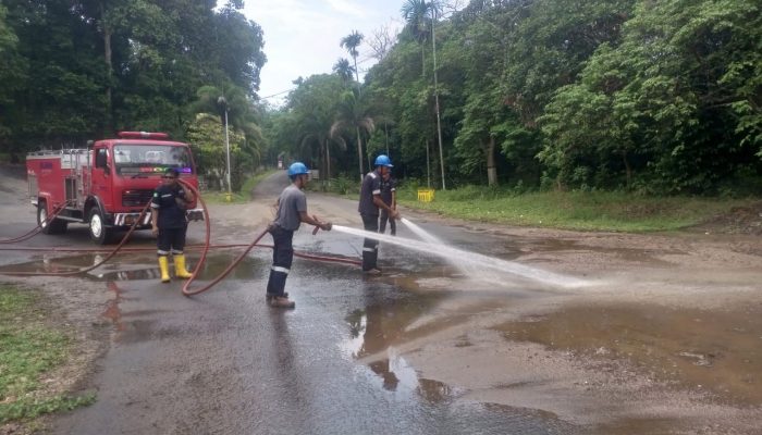 Cegah Kecelakaan Lalu Lintas, Karyawan PT Timah Bersihkan Tumpukan Pasir di Komplek Timah Bangka Barat