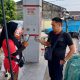 Petugas SPBU Jalan Sungai Selan Pangkalpinang, sedang melakukan scan QR Code kendaraan seorang konsumen yang sedang membeli BBM Bersubsidi jenis pertalite Kamis (31/10/2024).(Bardian/infoupdate.co)