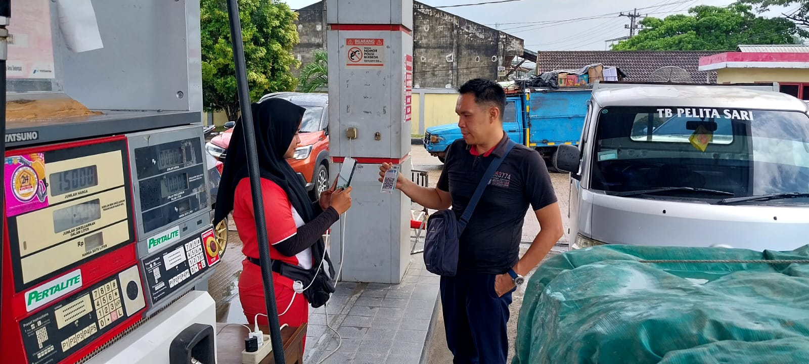 Petugas SPBU Jalan Sungai Selan Pangkalpinang, sedang melakukan scan QR Code kendaraan seorang konsumen yang sedang membeli BBM Bersubsidi jenis pertalite Kamis (31/10/2024).(Bardian/infoupdate.co)