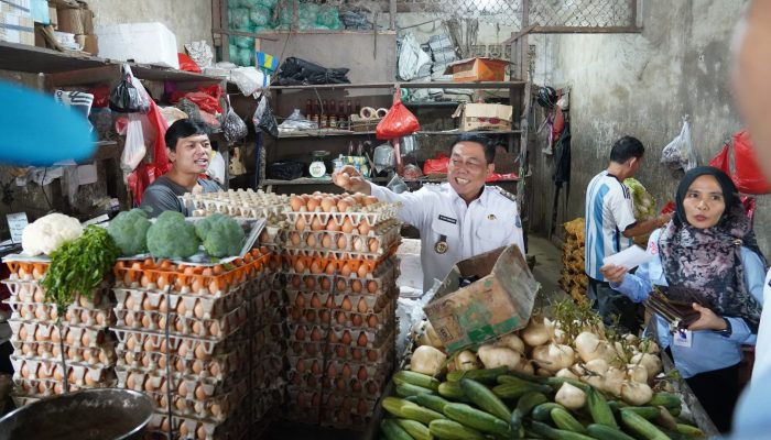 Pantau Pasar, Pj Wali Kota Pangkalpinang Pastikan Stok dan Harga Pangan Stabil Jelang Hari Besar Keagamaan