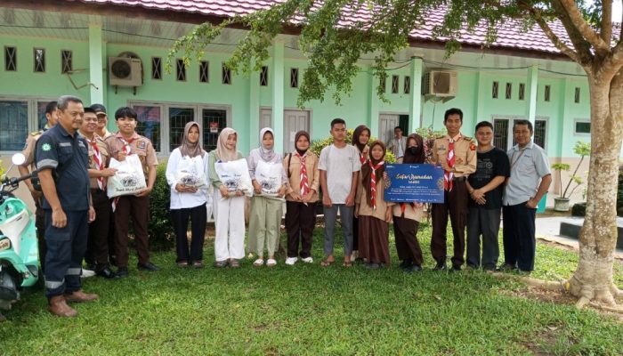 Kolaborasi dengan SMA Negeri Simpang Teritip, PT Timah Salurkan Bantuan Paket Sembako untuk Anak Yatim dan Piatu