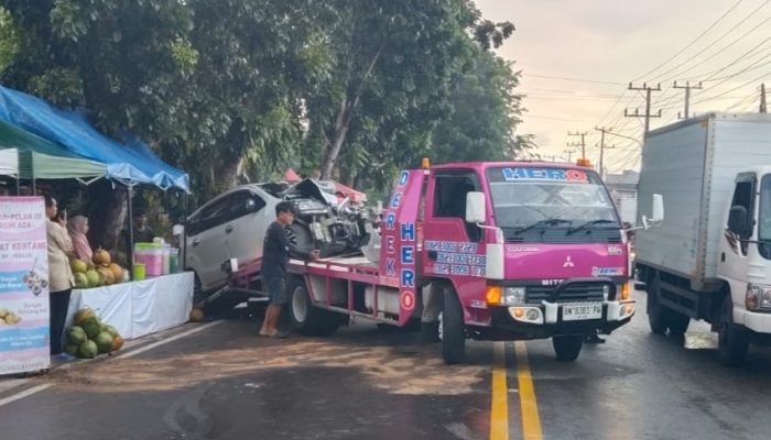 Mobil Ertiga Oleng Tabrak Truk, Supir Diduga Mengantuk