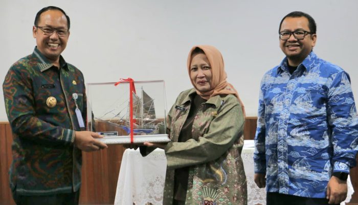 Serahkan Miniatur Kapal Tradisional Babel, Pj. Gubernur Sugito: Ini Warisan Budaya Identitas Lokal