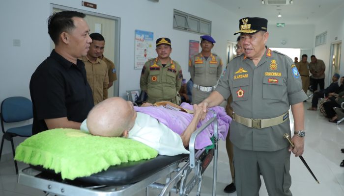 Gubernur Hidayat Berikan Semangat Pada Pasien saat Kunjungi RSUD Dr. (H.C.) Ir. Soekarno
