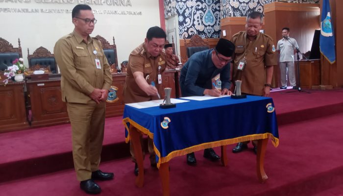 Sidang Paripurna DPRD Pangkalpinang, Pj Wali Kota Terima Rekomendasi LKPJ 2024