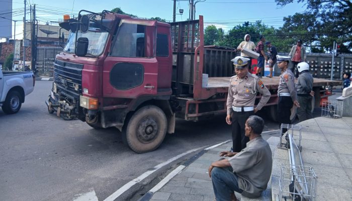 Truk Tronton Bermuatan Bata Ringan Terguling di Traffic Light Semabung, Tidak Ada Korban Jiwa