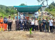 Tingkatkan Perekonomian Masyarakat dan Pelestarian Lingkungan,  PT Timah Tanam Ratusan Pohon Produktif di Kabupaten Karimun