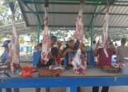Semangat Berbagi Karyawan PT Timah di Momen Idul Adha, Warga Kesatuan Islam Tionghoa hingga Petugas Kebersihan Terima Daging Kurban