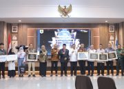 Gubernur Hidayat Arsani Serahkan Paritrana Award Tingkat Provinsi Tahun 2024