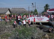 Gotong Royong Untuk Merah Putih, Karyawan PT Timah Bersama Masyarakat Opas Bersihkan Jalan Hingga Bantaran Sungai Rangkui