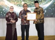 Gubernur Hidayat Terima Penghargaan Provinsi Layak Anak 2025