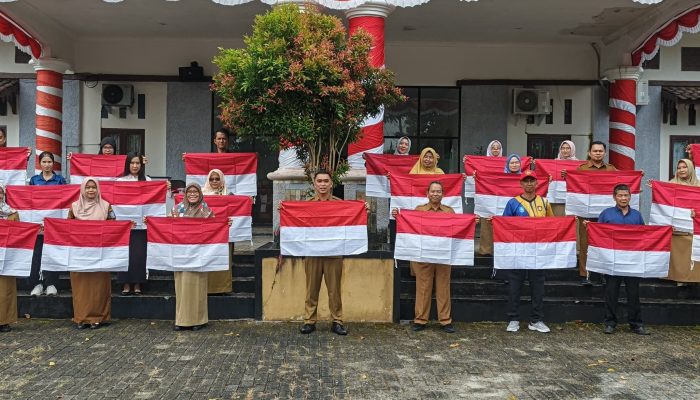 Semarak Kemerdekaan! Kesbangpol Babel Bagikan 300 Bendera Merah Putih untuk Bangkitkan Nasionalisme