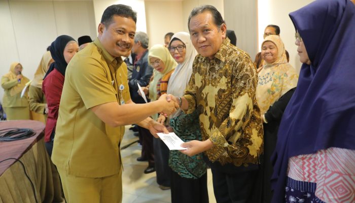 Pj Sekda Fery Serahkan Tali Asih Korpri Kepada 28 Purnabakti ASN Babel
