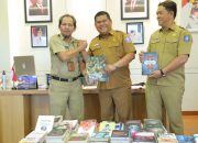 Bakuda dan Diskominfo Serahkan 517 Hibah Buku Pegawai ke DKPUS Babel