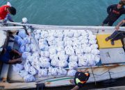 PT TIMAH Tbk Ringankan Beban Warga Penutuk Pasca Bencana Banjir Rob