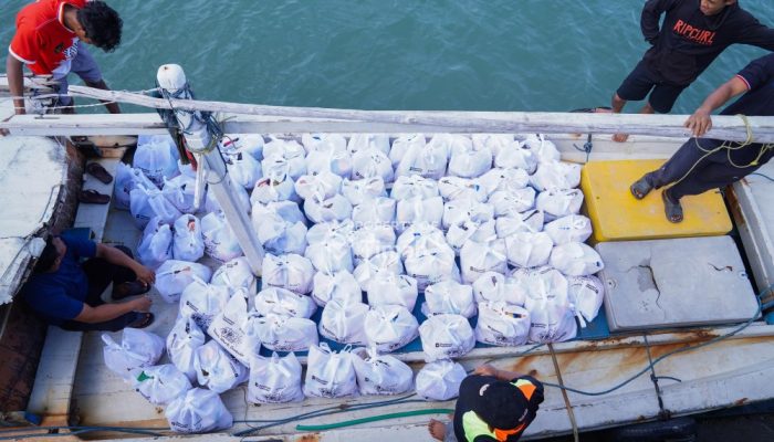 PT TIMAH Tbk Ringankan Beban Warga Penutuk Pasca Bencana Banjir Rob