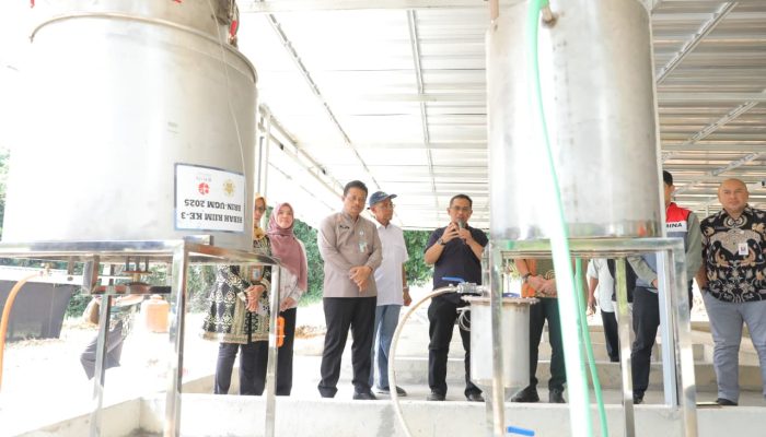 Keluarga Alumni Gadjah Mada Serahkan Alat Pengolah Sampah Plastik