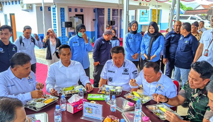 Resmikan SPPG Parit Padang, Anindya Bakrie Cicipi Menu Makan Bergizi Gratis