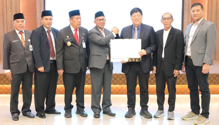 Dari Amanah ke Aksi: Gubernur Hidayat Arsani Lantik Komisaris dan Direksi BUMD Babel untuk Akselerasi Ekonomi dan PAD
