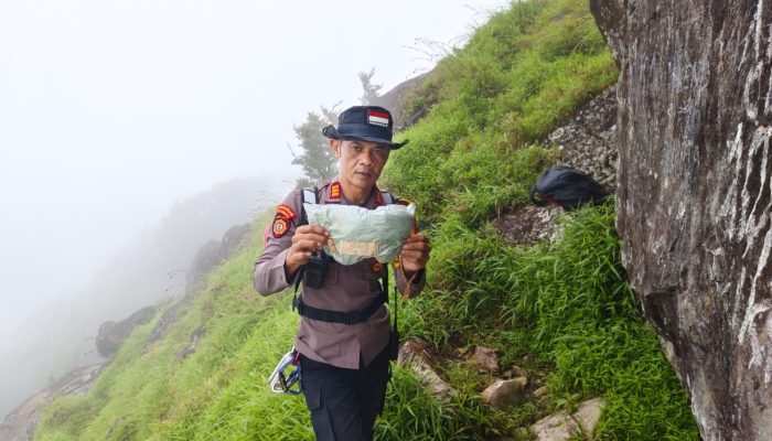 Hari Ke- 2 Pencarian Korban, Tim SAR Polri Temukan Puing Pesawat ATR 42-500 di Gunung Saraung