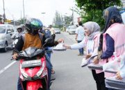 PLN Babel melalui Srikandi berbagi takjil dan kurma bagi masyarakat sekitar Ramadan
