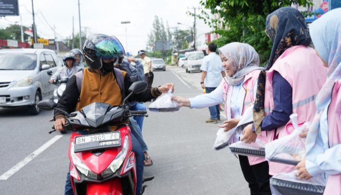 PLN Babel melalui Srikandi berbagi takjil dan kurma bagi masyarakat sekitar Ramadan