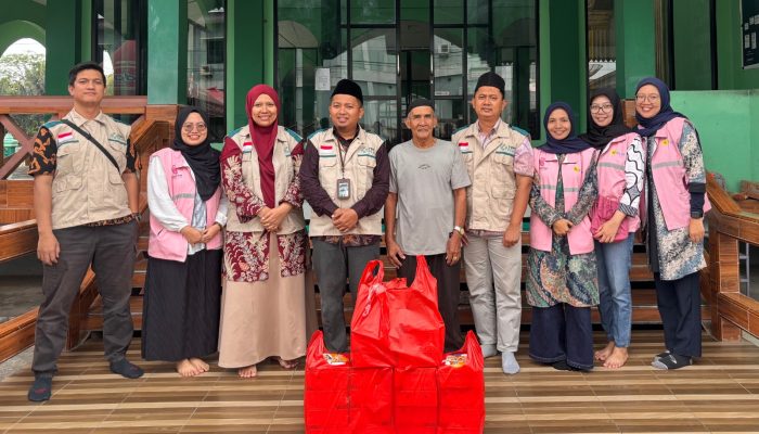 YBM PLN Berbagi Berkah Ramadan 1447 H, Takjil Dibagikan untuk Jamaah Masjid dan Pengendara di Tanjungpandan