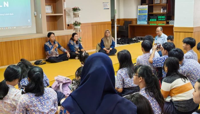 Peringati Hari Kartini, Siswa SMP YPK Air Kenanga Belajar Energi di PLTU Air Anyir