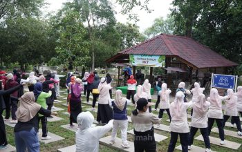 Di Bawah Rindangnya Pepohonan, PT TIMAH Ajak Masyarakat Hidup Sehat Lewat Senam Bersama