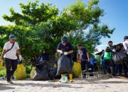 Jaga Kelestarian Pesisir, PT TIMAH Gelar Aksi Gotong Royong Bersihkan Pantai Tambak Udang