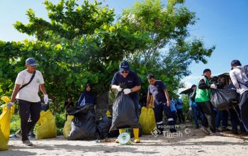 Jaga Kelestarian Pesisir, PT TIMAH Gelar Aksi Gotong Royong Bersihkan Pantai Tambak Udang