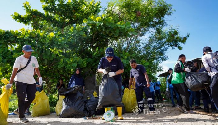 Jaga Kelestarian Pesisir, PT TIMAH Gelar Aksi Gotong Royong Bersihkan Pantai Tambak Udang