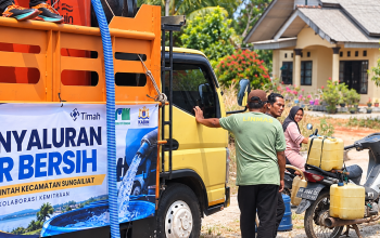 PT TIMAH Kolaborasi Penuhi Kebutuhan Air Bersih Warga Terdampak Kekeringan di Sungailiat