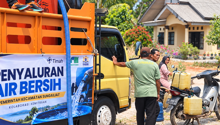 PT TIMAH Kolaborasi Penuhi Kebutuhan Air Bersih Warga Terdampak Kekeringan di Sungailiat