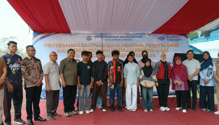 Walikota dan Wakil Walikota Bagikan Perlengkapan Sekolah Bagi 1000 Lebih Peserta Didik