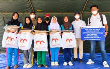 Bantu Anak Kembali Bersekolah, PT TIMAH Salurkan 210 Paket Seragam di Dusun Serdang