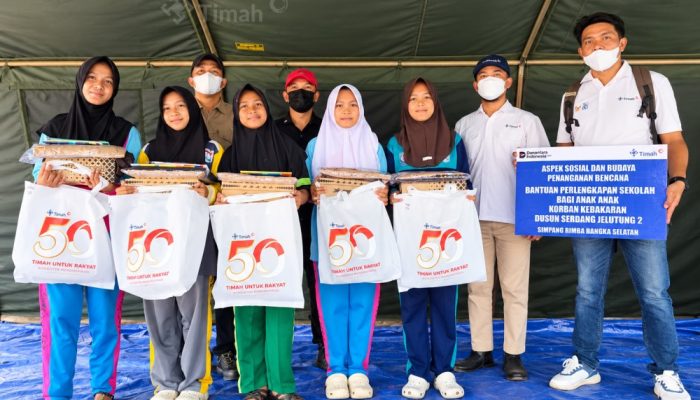 Bantu Anak Kembali Bersekolah, PT TIMAH Salurkan 210 Paket Seragam di Dusun Serdang