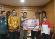 Apresiasi INTI Babel, Gubernur Hidayat Arsani Terima Bantuan untuk Korban Kebakaran di Desa Serdang