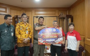 Apresiasi INTI Babel, Gubernur Hidayat Arsani Terima Bantuan untuk Korban Kebakaran di Desa Serdang